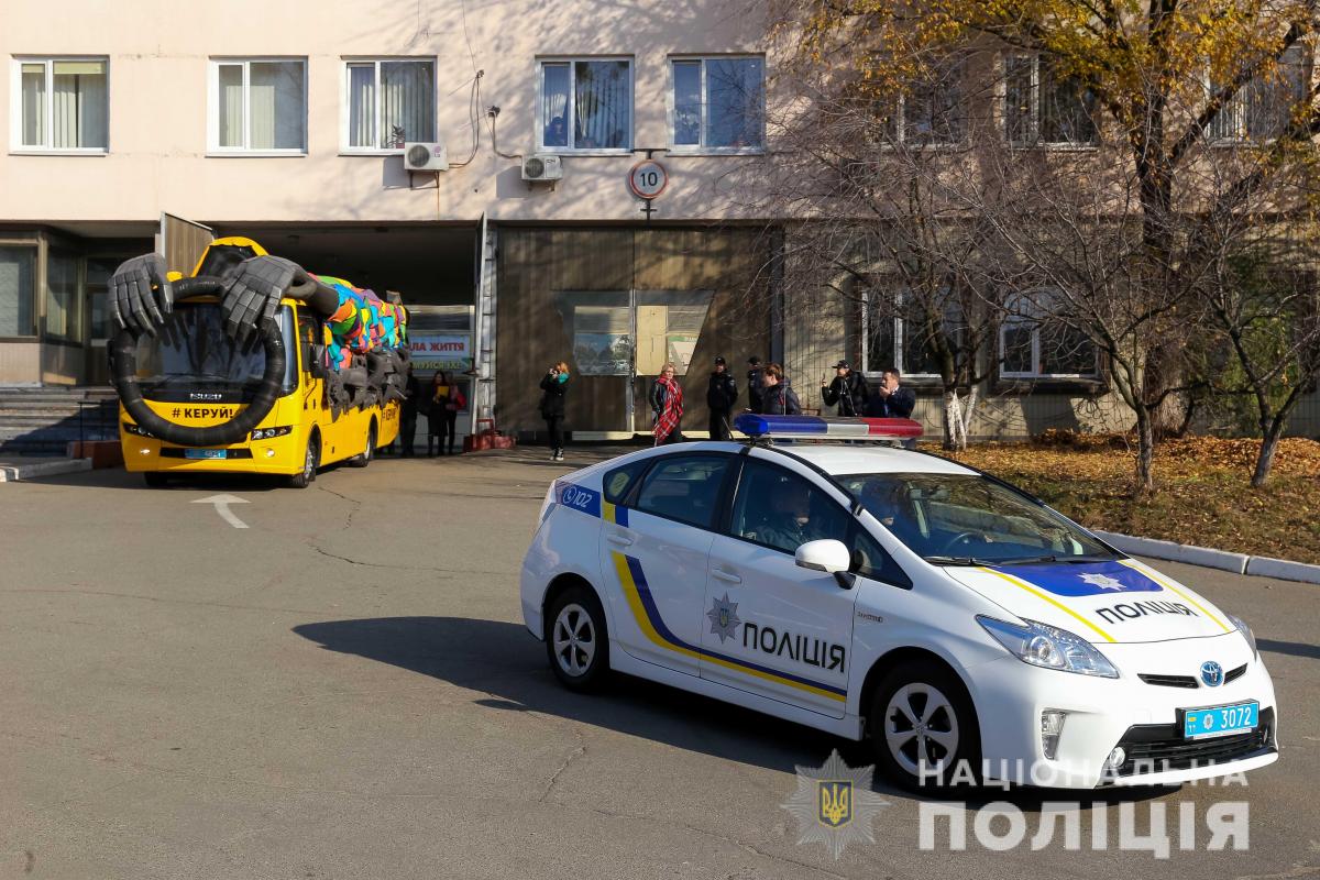 Автобус будет останавливаться в разных городах Украины, чтобы встретиться с «героями дорог» - простыми украинском, которые, благодаря ответственному вождению, является настоящим примером для подражания для каждого из нас », - сказал Фредрик Весслау