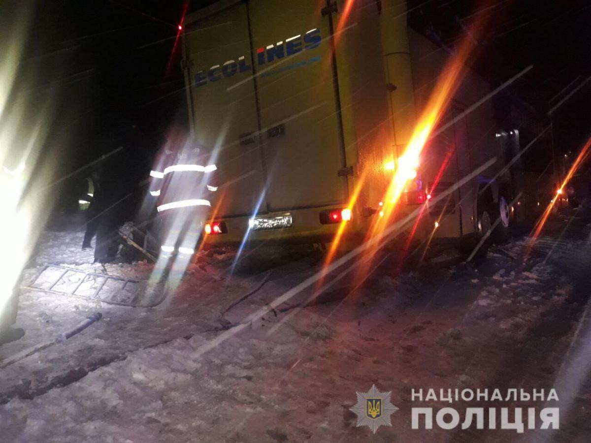 Полиция выяснила, 43-летний водитель автобуса Неоплан не справился с управлением и выехал на встречную полосу, где совершил столкновение с автомобилем Volvo